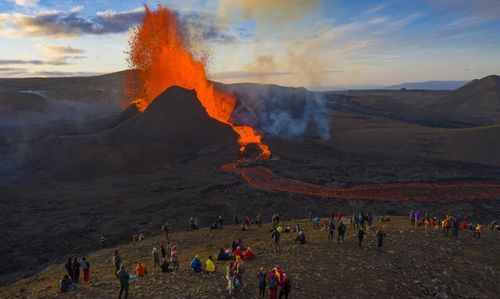 为什么冰岛多火山是因为处于板块张裂地带而不是碰撞地带高一地理