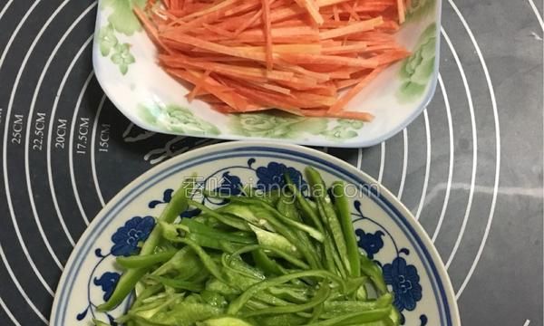 辣椒圆葱胡萝卜怎么炒好吃，肉炒香菇圆葱胡萝卜怎么做？图7