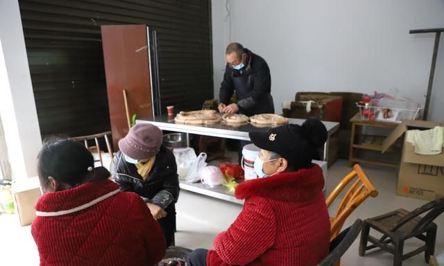 鹤峰：家家户户灌香肠 腊味飘香年味浓