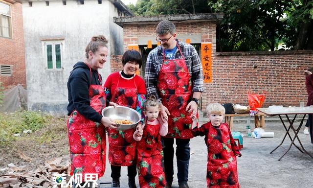 外国友人体验制作传统蛋散 与街坊分享年味