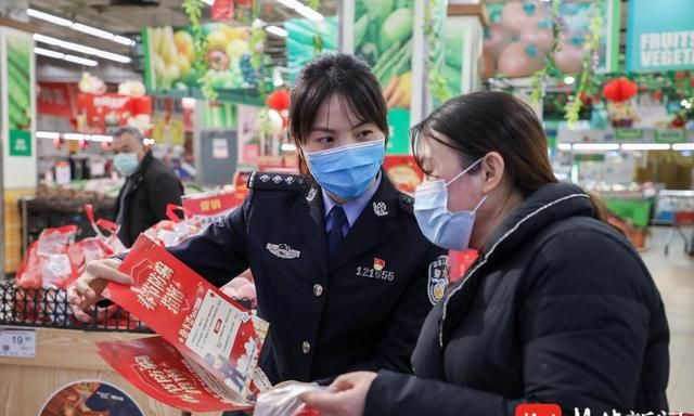 民警带您逛超市 反诈宣传语“写”在年货上