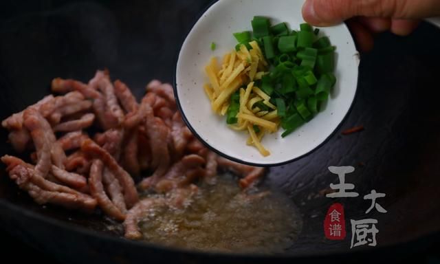 金针菇炒肉丝，3分钟就能学会美味家常菜，味道鲜美好吃不腻