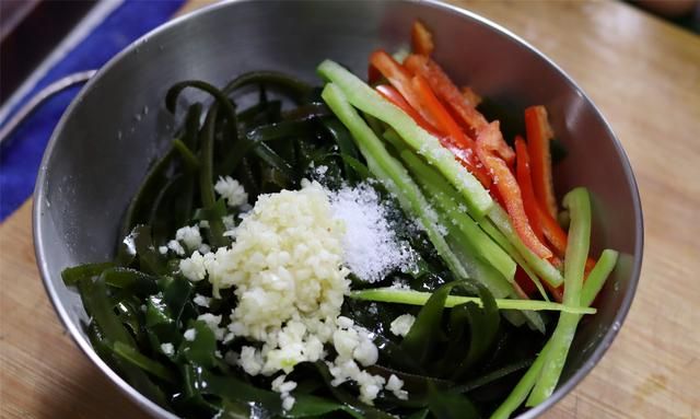 难怪饭店的“凉拌海带”好吃，原来有窍门，教做法，爽脆味道香