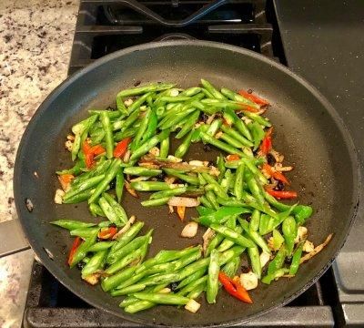 这样做豆角炒鸡肉，隔壁小孩都馋哭了