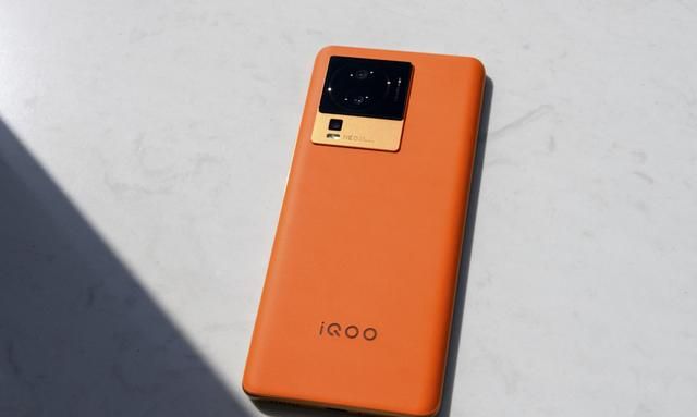 iQOO NEO7简评：“独显”游戏手机，能否助你大杀四方？