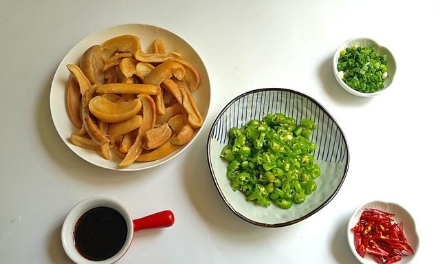 这种菜过去家家户户都有，配上辣椒炒一炒太下饭了，给肉都不换