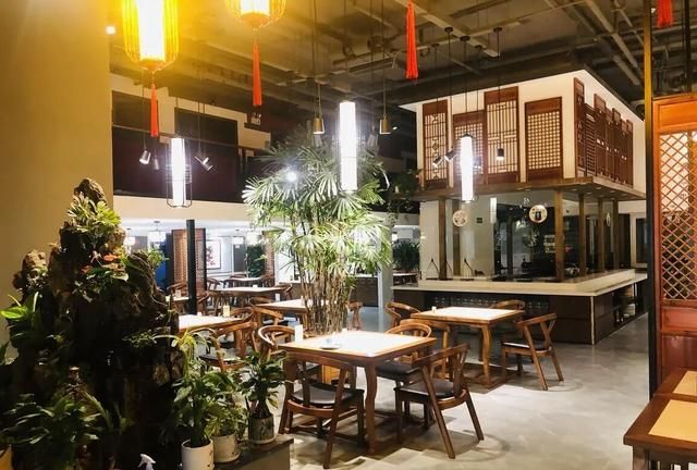 乌鲁木齐这家鸡毛店丨不卖鸡毛，只做正宗川菜