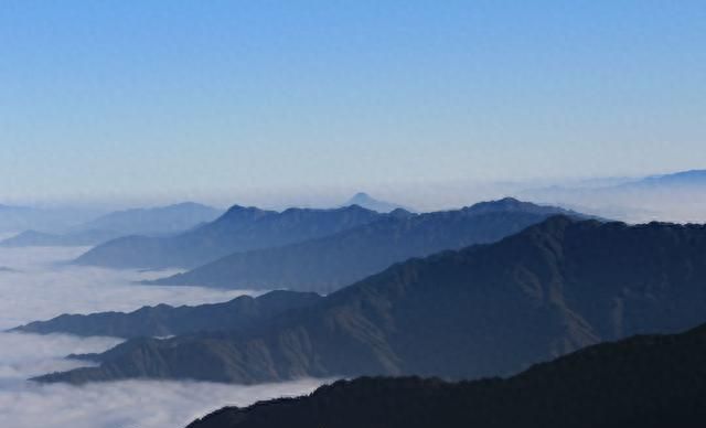 雪峰山：我国二三级阶梯的分界线之一，分隔云贵高原和东南丘陵